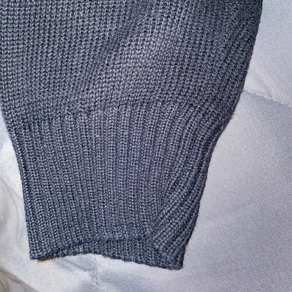 Guess Sweater. Size Large. Brand New - Picture 6 of 6